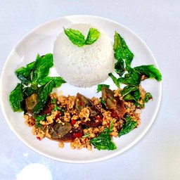 ข้าวไข่เยี่ยวม้ากะเพรากรอบหมูสับพริกแห้ง