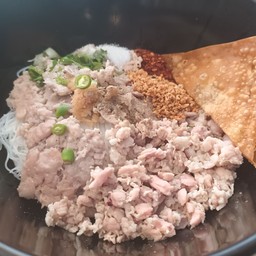 เส้นหมี่ต้มยำแห้ง หมูล้วน