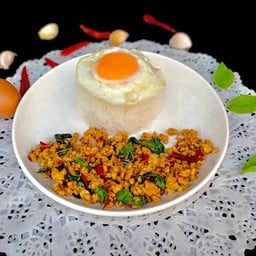 ข้าวกะเพราป่าไก่สับพริกแห้ง + ไข่ดาว = 3 กล่อง