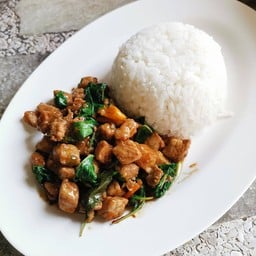 ข้าวหมูลูกเต๋าผัดกระเพรา