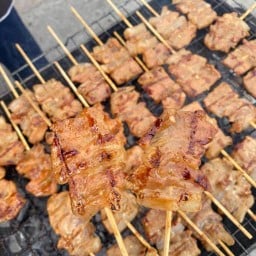 ข้าวเหนียวหมูปิ้งไก่ปิ้งเตาถ่าน Byเฮียอ๊อฟ