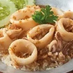 ข้าวปลาหมึกกระเทียม