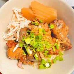 ก๋วยเตี๋ยวไก่ตุ๋นสมกี๋ บ้านโป่ง