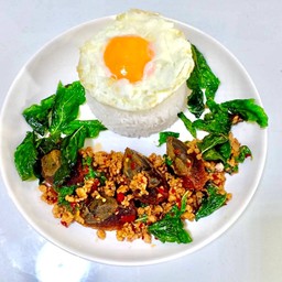 ข้าวไข่เยี่ยวม้ากะเพรากรอบหมูสับพริกแห้ง+ไข่ดาว