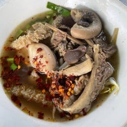 ก๋วยเตี๋ยว ต้มเครื่องในวัว ข้าวขาหมู ริมคลองวัดสุวรรณาราม by จารย์บัติ