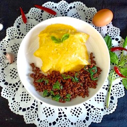ข้าวกะเพราป่าเนื้อโคขุนสับพริกแห้ง+ไข่นุ่ม