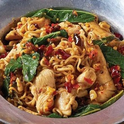 มาม่าผัดกะเพราหมู