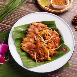 ผัดไทยโบราณหมูกรอบ