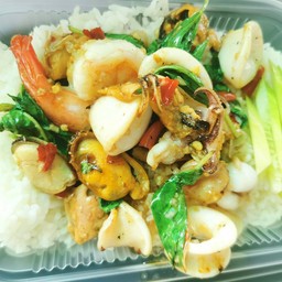 ข้าวกระเพราทะเลราดข้าว