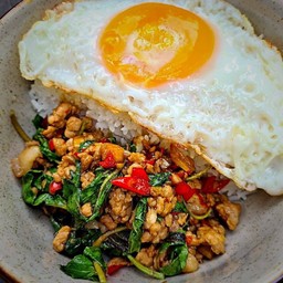 ข้าวราดกะเพราหมูสับ ไข่ดาว