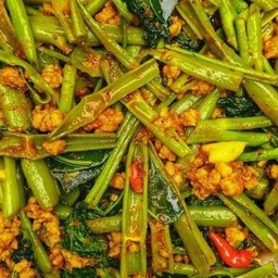 พริกแกงผักบุ้งราดข้าว[เลือกเนื้อสัตว์ได้ค่ะ]