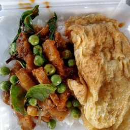 ผัดพริกแกงหมูกรอบใส่มะเขือพวงไข่เจียว