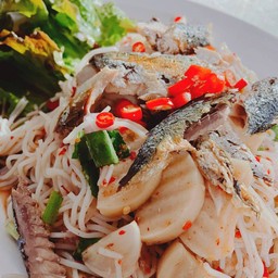 ยำขนมจีนกุ้งลวกไก่ยอ (ไม่มีปลาทูนะคะ)