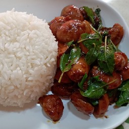 กะเพราไส้กรอกไก่หนังกรอบ