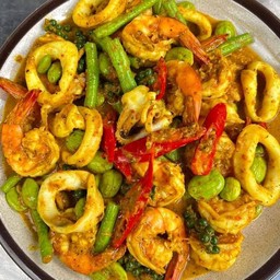 ผัดเครื่องแกงทะเลราดข้าว