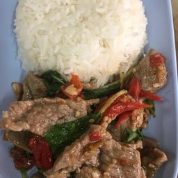 กระเพราเนื้อราดข้าว