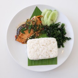 กะเพราแซลมอนราดข้าว+ไข่ดาว
