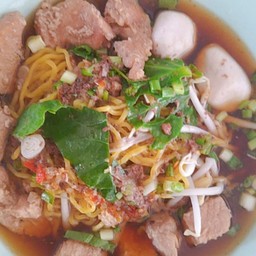 บะหมี่หมูรวมหอมๆต้มยำใส่กากหมูเด็ดๆ