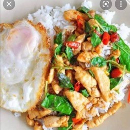 กระเพราไก่ชิ้น+ไข่ดาว+นำ้ซุป