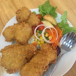 สลัดปลากรอบ (ปลาดอลลี่)