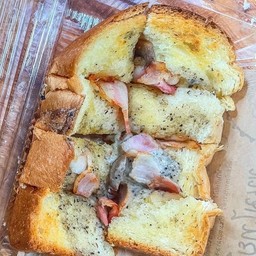 ปังแผ่นปูอัด-เบค่อน น้ำสลัดวาซาบิ