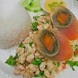 ข้าวกะเพราไข่เยี่ยวม้าไก่
