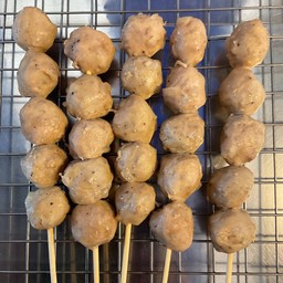 ลูกชิ้นหมูบูมๆๆ คุณแดง