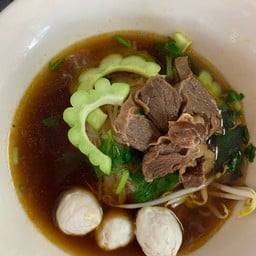 ก๋วยเตี๋ยวไก่ตุ๋นน้ำแดงเพรชบุรี