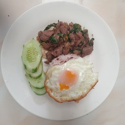 กะเพราไข่ดาวเครื่องในไก่ราดข้าว