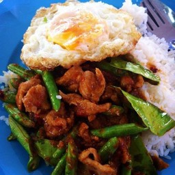 ผัดเครื่องแกงหมูราดข้าว