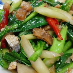 คะน้าปลาเค็มกับข้าว