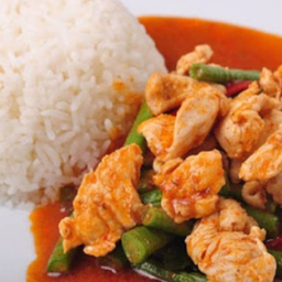 ข้าวผัดพริกแกงไก่