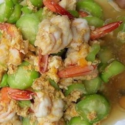 บวบผัดไข่ใส่กุ้งกับข้าว