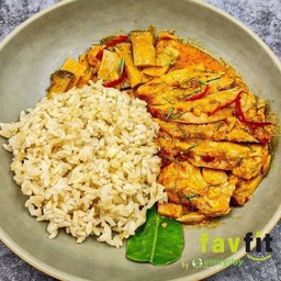 ข้าวกล้องพะแนงไก่ไร้กะทิ (คลีน)