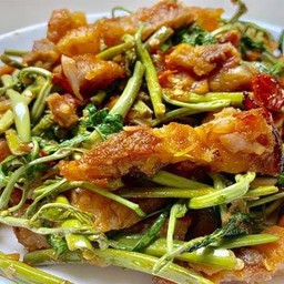 กระเฉดไฟแดงหมูกรอบ