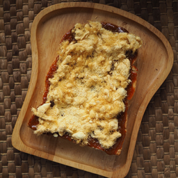 ขนมปังปิ้ง ไก่หยองพริกเผา