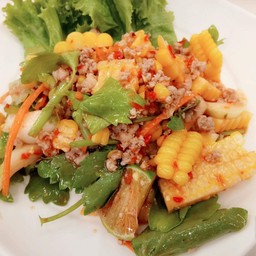ยำข้าวโพดหมูยอหมูสับ