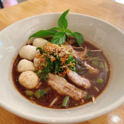 ก๋วยเตี๋ยวหมูน้ำตกพิเศษลูกชิ้น