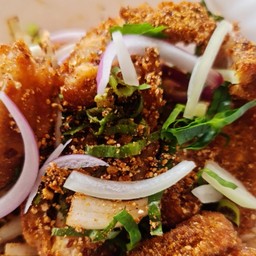 สะโพกไก่กรอบยำแซ่บ