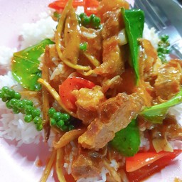 ผัดพริกแกงหมูกรอบราดข้าว