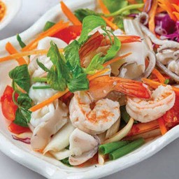 ยำทะเล กุ้ง หมึก หอยแครง