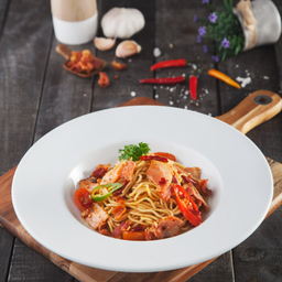 สปาเก็ตตี้เบคอน/ไส้กรอกกระเทียมพริกแห้ง