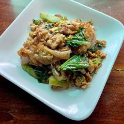 พิซซ่า ก๋วยเตี๋ยวเรือ ชานม ป้านา สระโคล่ ข้างร้านครัวท้ายน้ำ