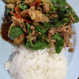 กระเพราไก่กรอบ