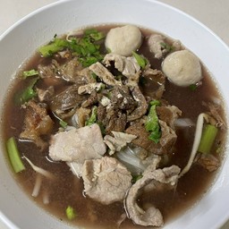 ก๋วยเตี๋ยวเนื้อตุ๋นน้ำตก