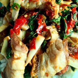 ข้าวผัดกระเพรา หน่อไม้ดอง