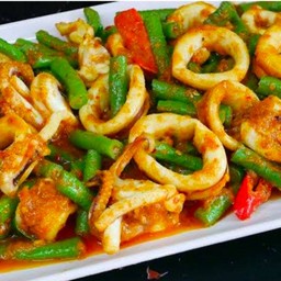 ข้าวพริกแกงปลาหมึก(ราดข้าว)