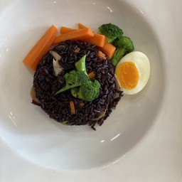 ข้าวผัดผักสามสหาย