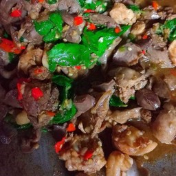 ข้าวกะเพราเครื่องในไก่