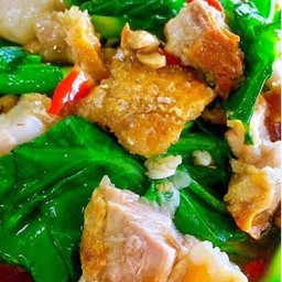 คะน้าหมูกรอบราดข้าว